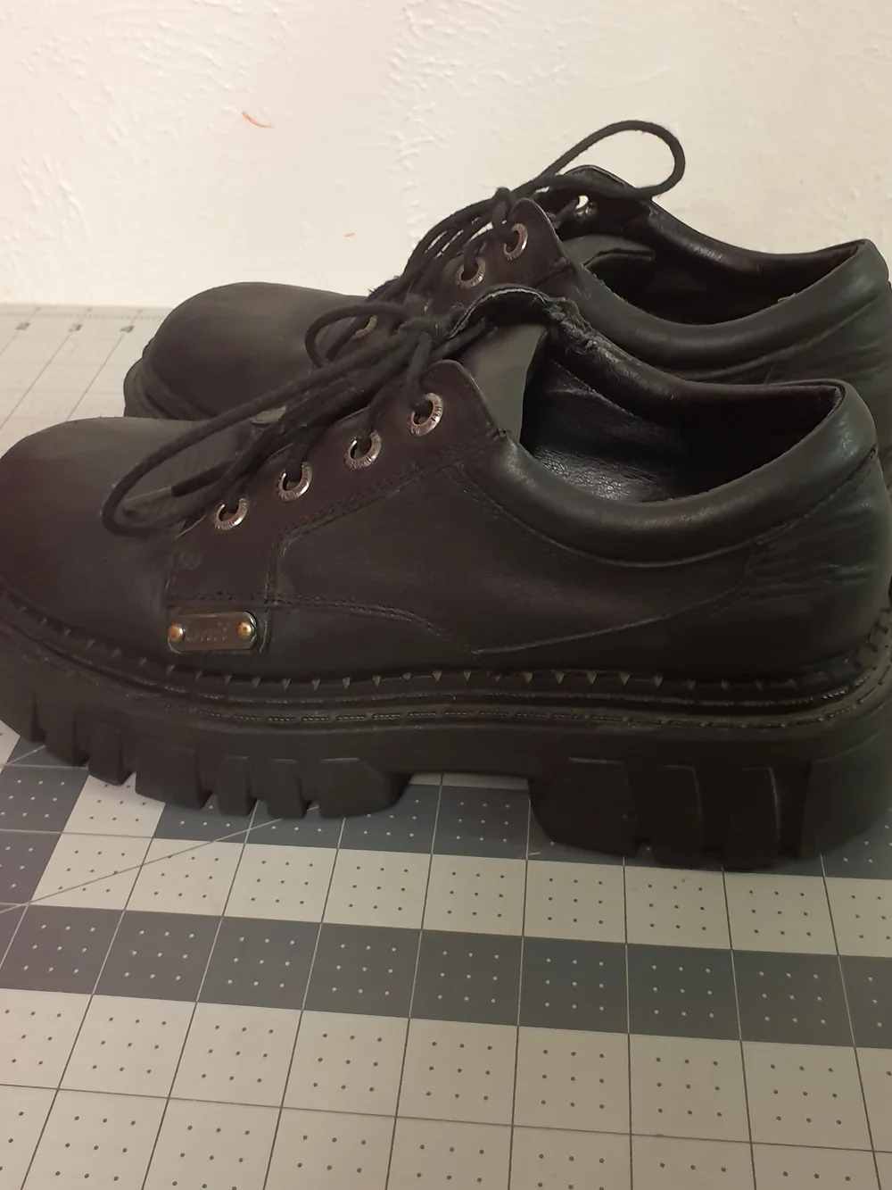UNIF leather derby