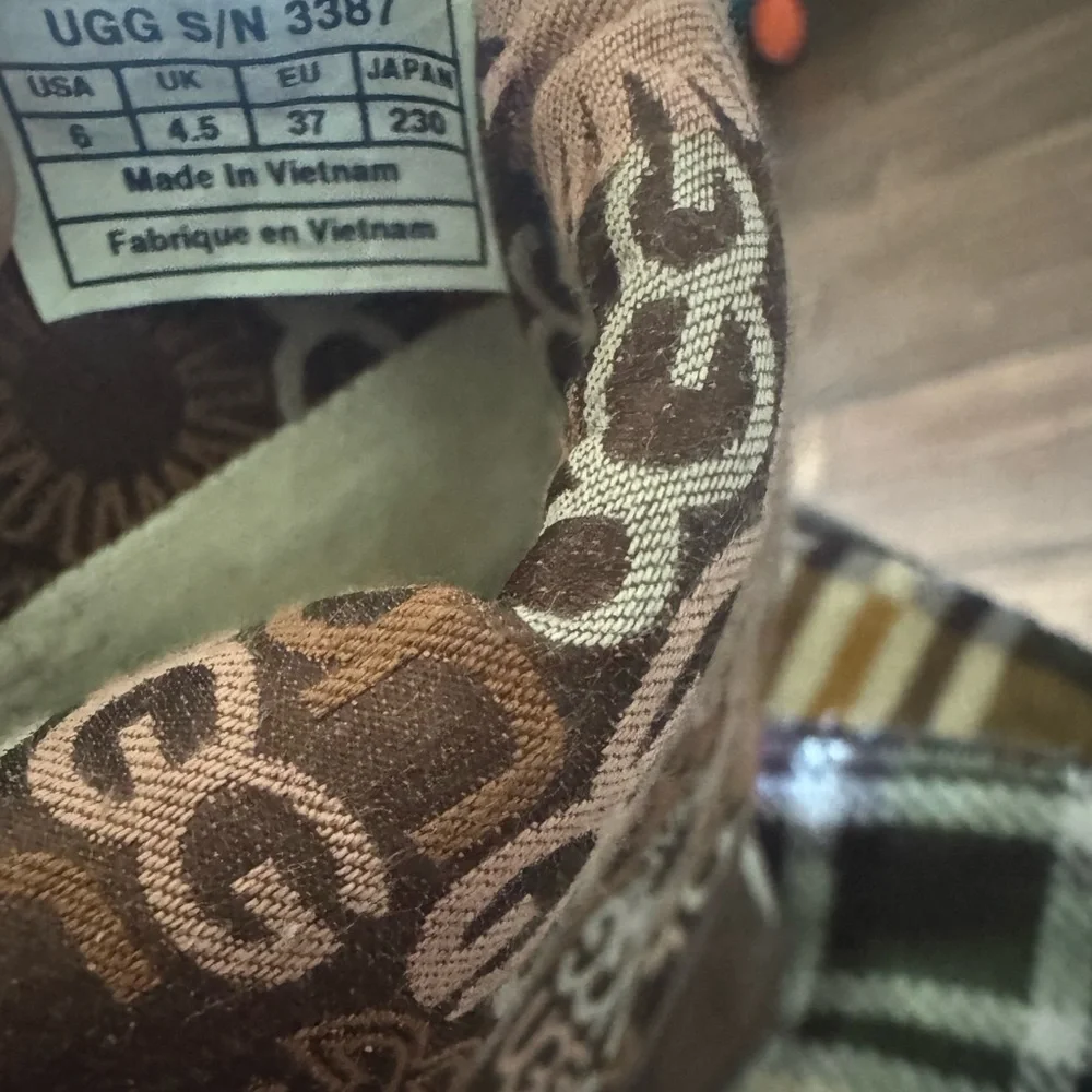 UGG step out