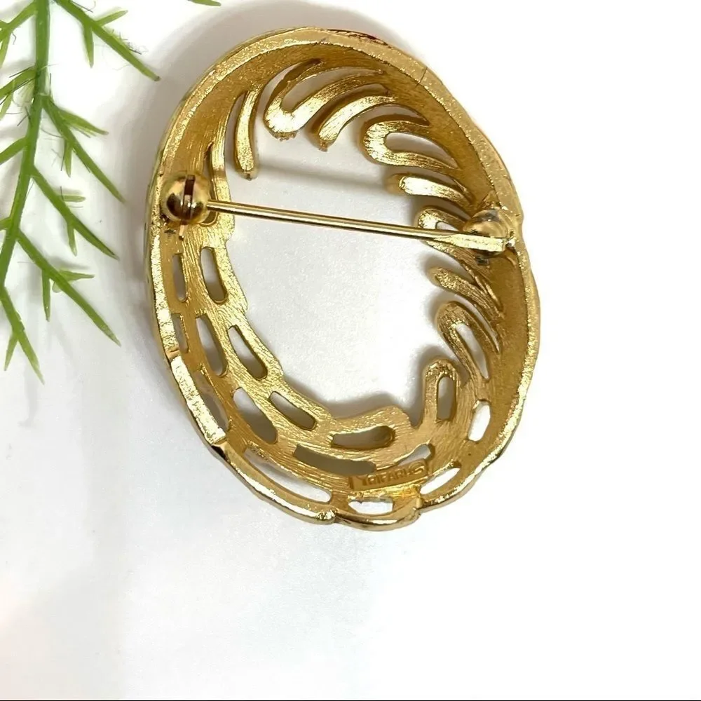 VINTAGE⚜️TRIFARI Golden Feathered Oval Brooch