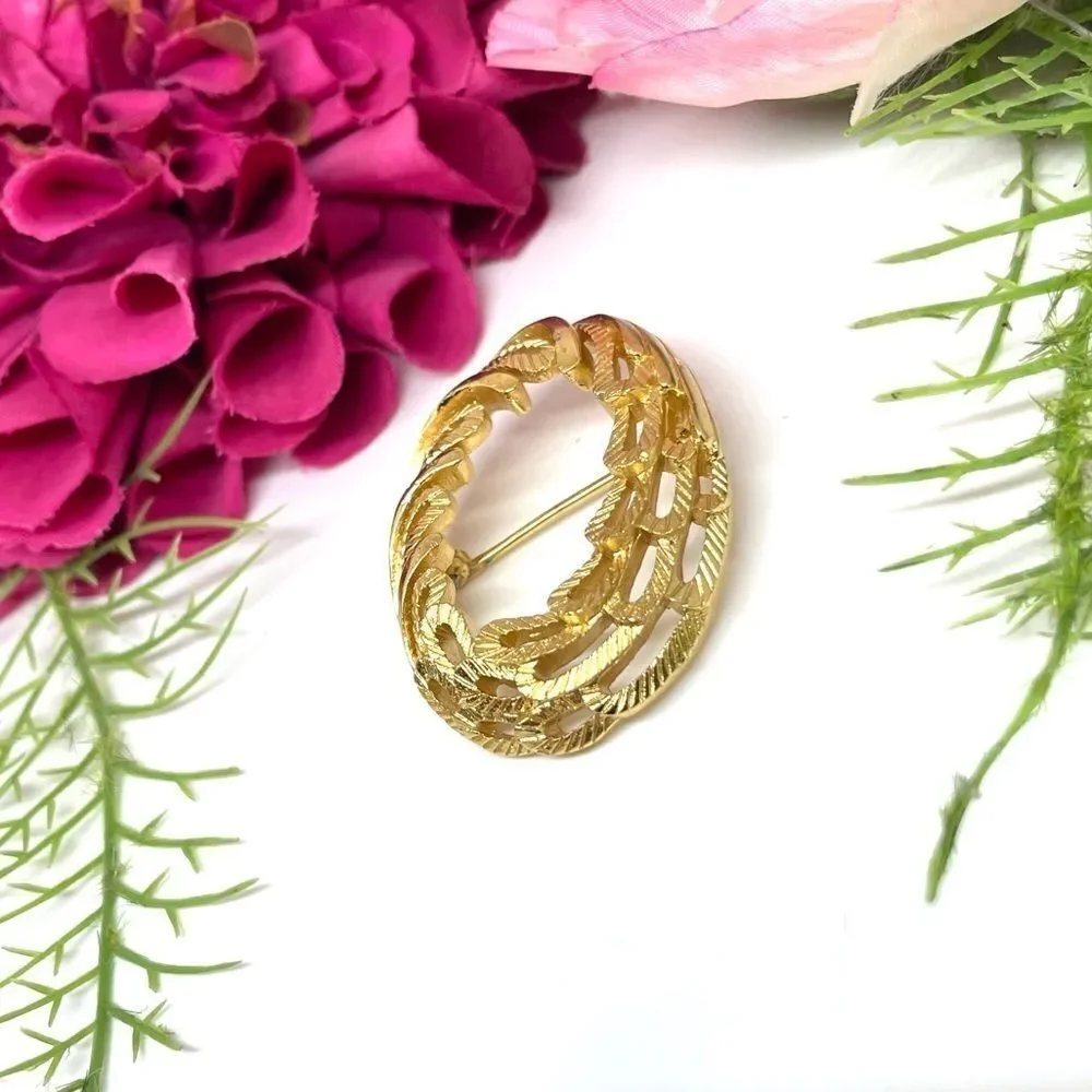 VINTAGE⚜️TRIFARI Golden Feathered Oval Brooch