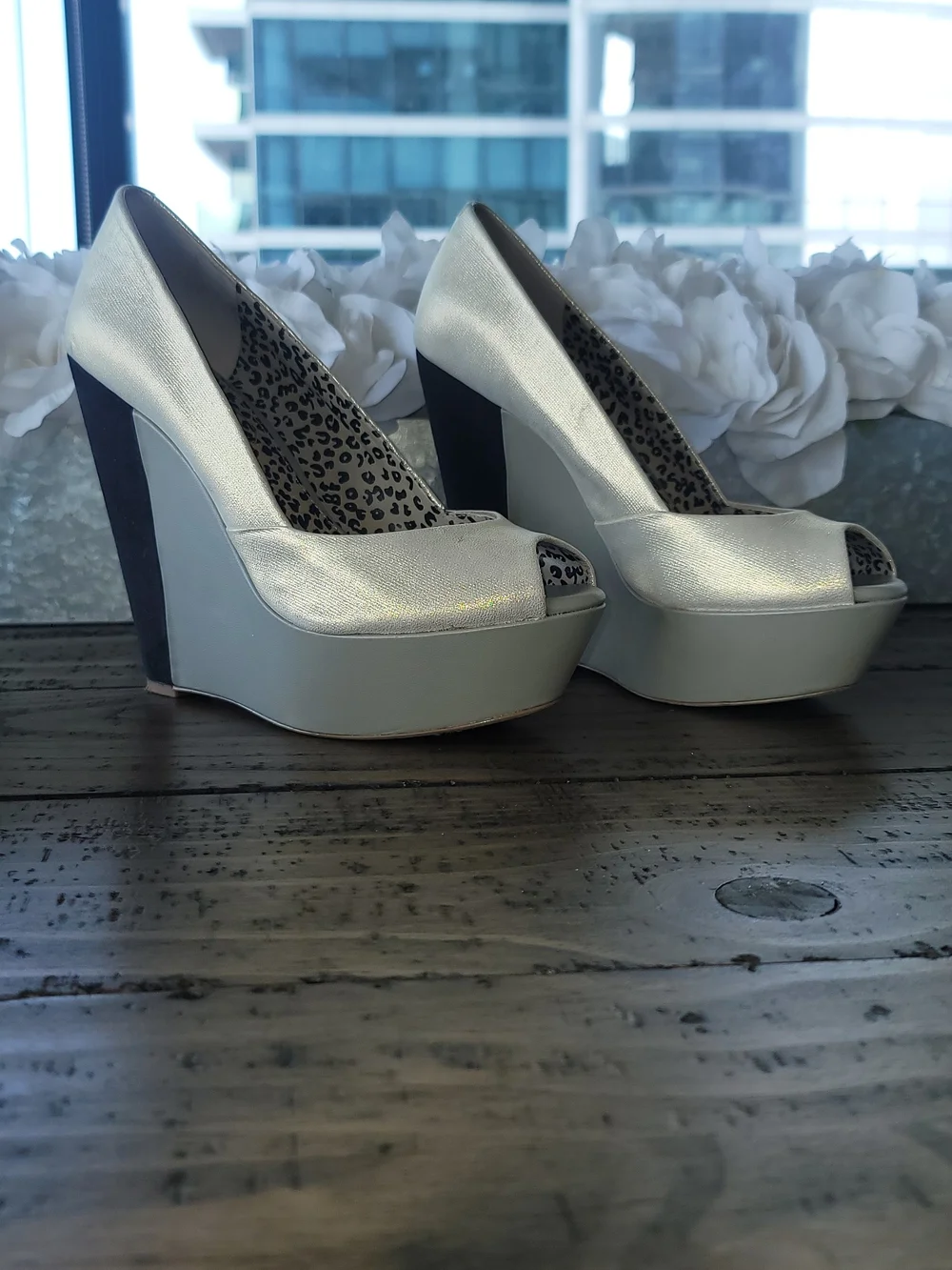 Jessica Simpson contrasting see light