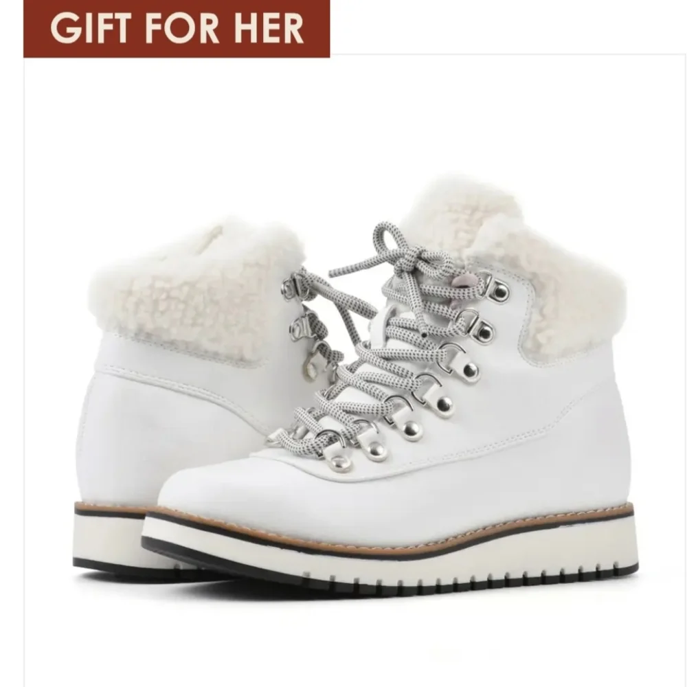NIB White Mountain White Winter Boots with Black Sole - Size 8.5