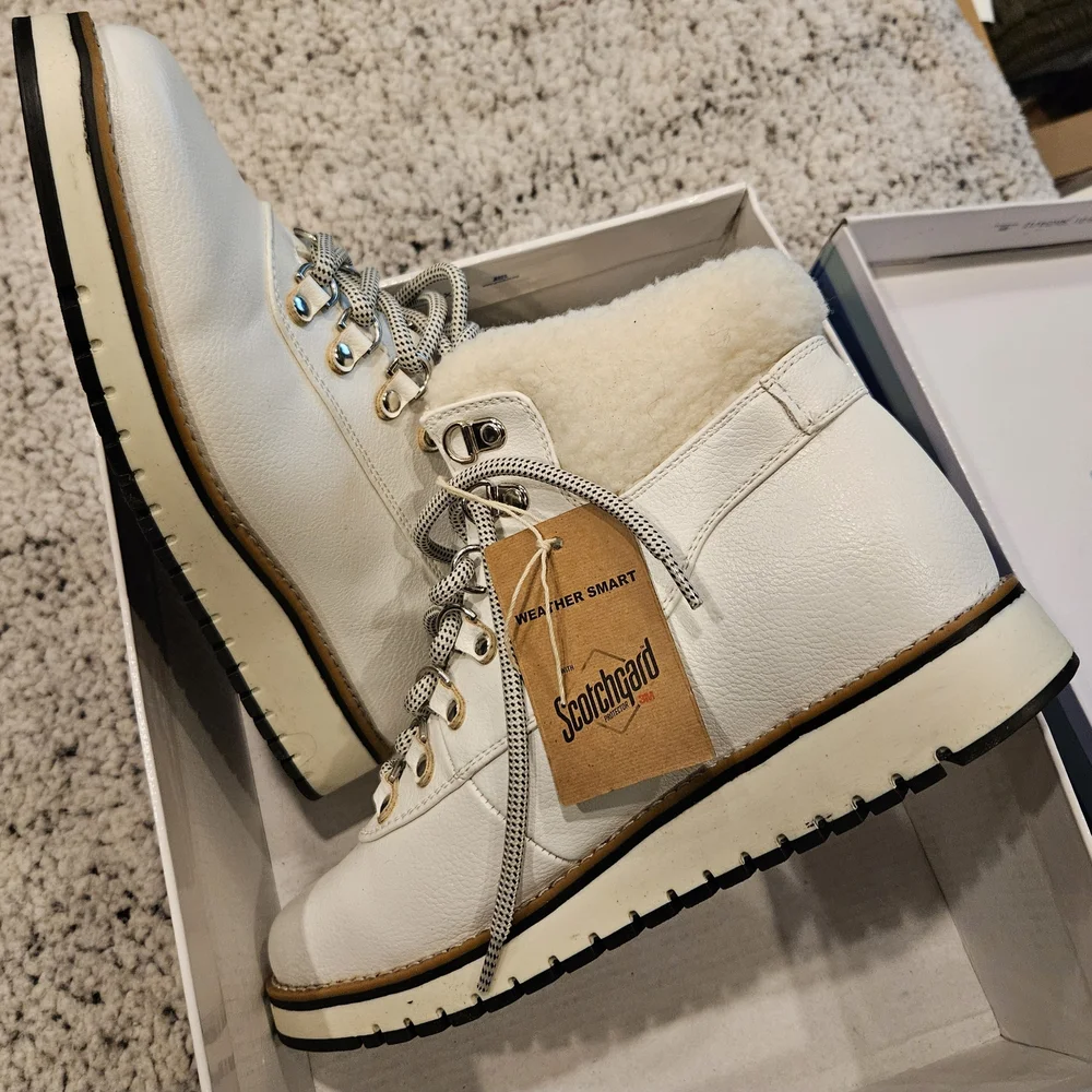 NIB White Mountain White Winter Boots with Black Sole - Size 8.5