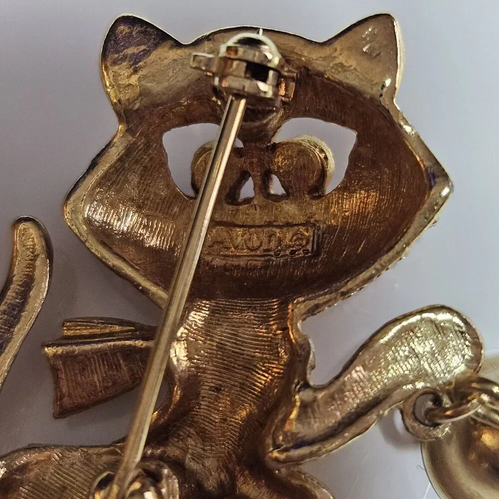 Vintage Avon Cat Kitty Brooch Pin Hanging Bell Blue Rhinestones Gold Tone 1970