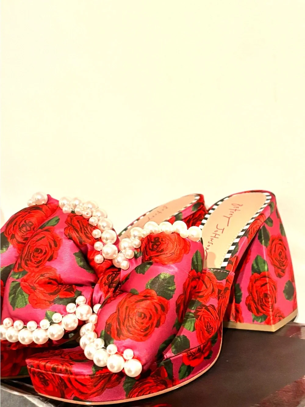 Betsey Johnson Mely Platform Sandal size 8 Roses and Pearls Pink Puff Heart