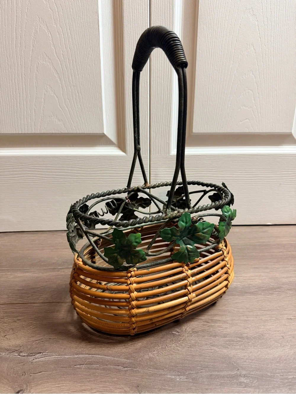 🌿 Vintage 90’s Woven Rattan and Metal Green Vine Accent Wicker Wine Basket 🍷