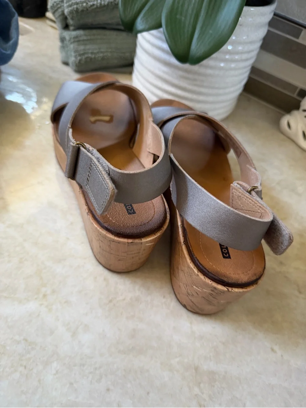 Clark’s collection Stasha wedge sandals Sz 9 metallic