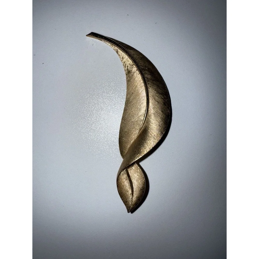 Signed Trifari Vintage‎ Matte Textured Gold Tone Twisted Leaf Brooch Pin