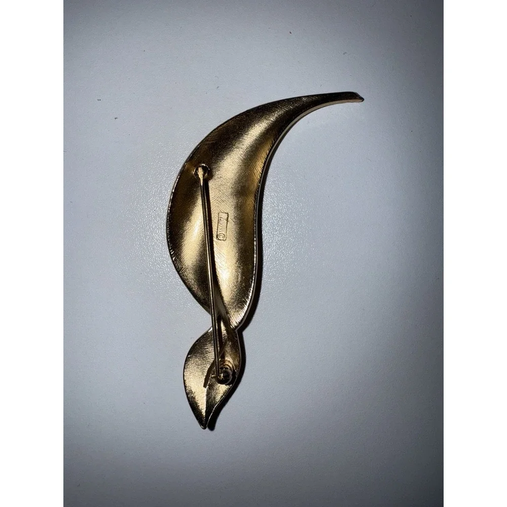 Signed Trifari Vintage‎ Matte Textured Gold Tone Twisted Leaf Brooch Pin