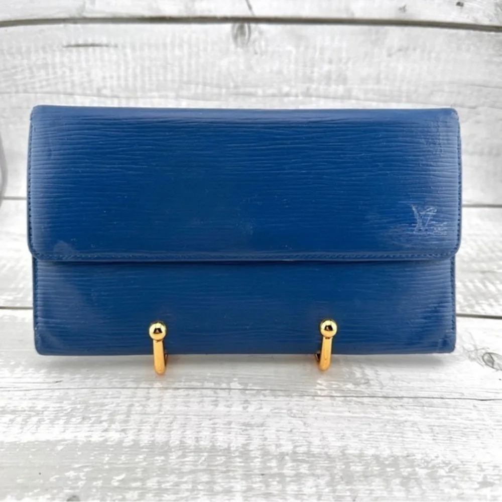 AUTHENTIC Louis Vuitton Epi leather trifold wallet/billfold. Color: Blue