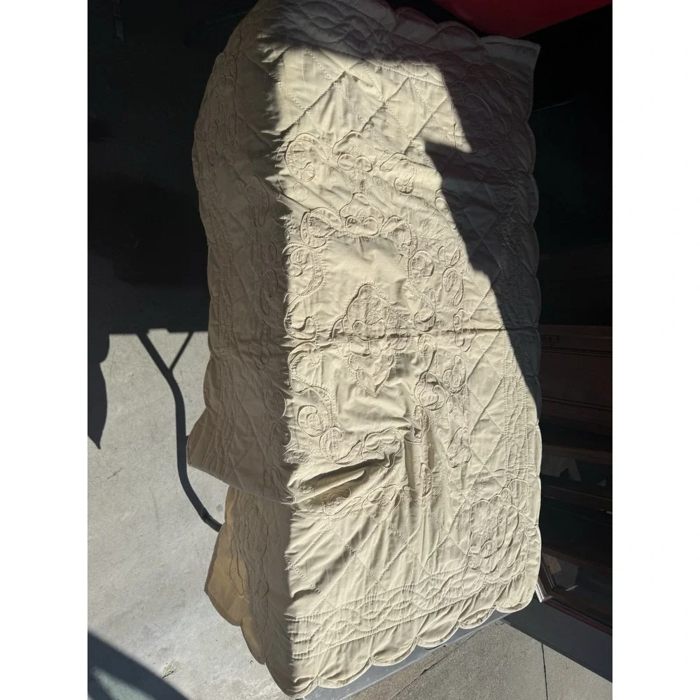 Ivory Floral Embroidered Quilt Throw Scalloped Edge Cottage‎ Chic 50x70