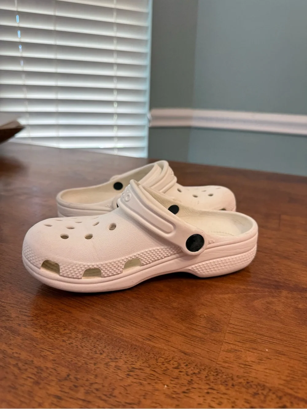 Crocs Classic Clog White Slip On Comfort Shoes size J1 kids size 1 unisex