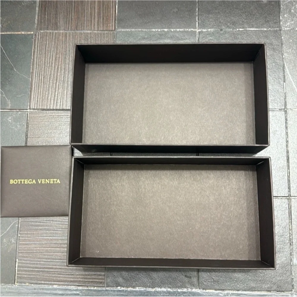 Bottega Veneta signature papers