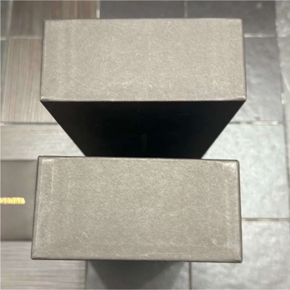 Bottega Veneta papers measures
