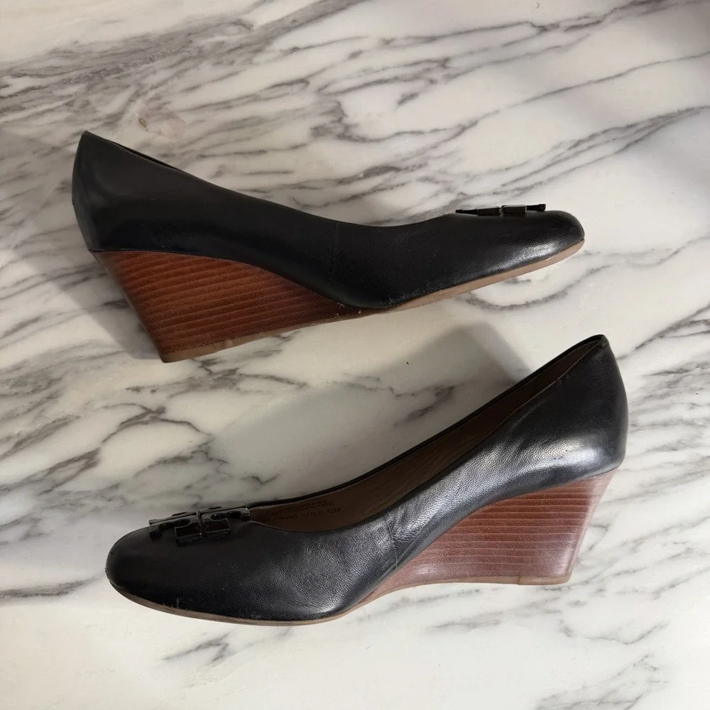 TORY BURCH Leather Wedge Pump Size 10 Heels Ballet Style Monogram Logo Black