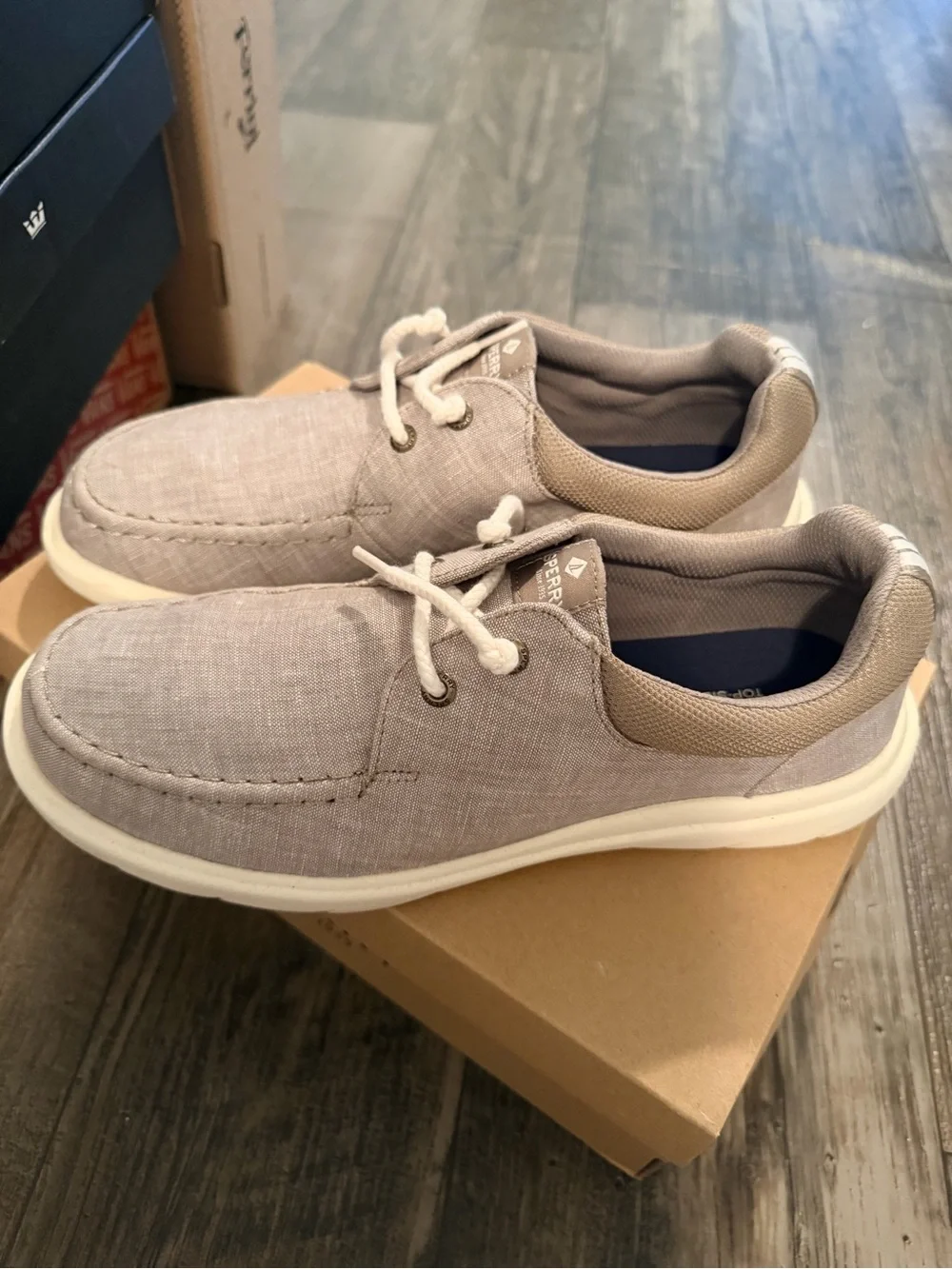 Sperry provides gray lacing