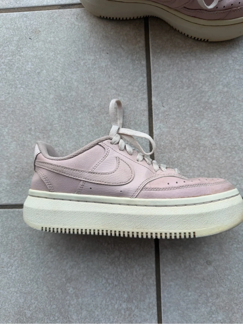 Nike women court