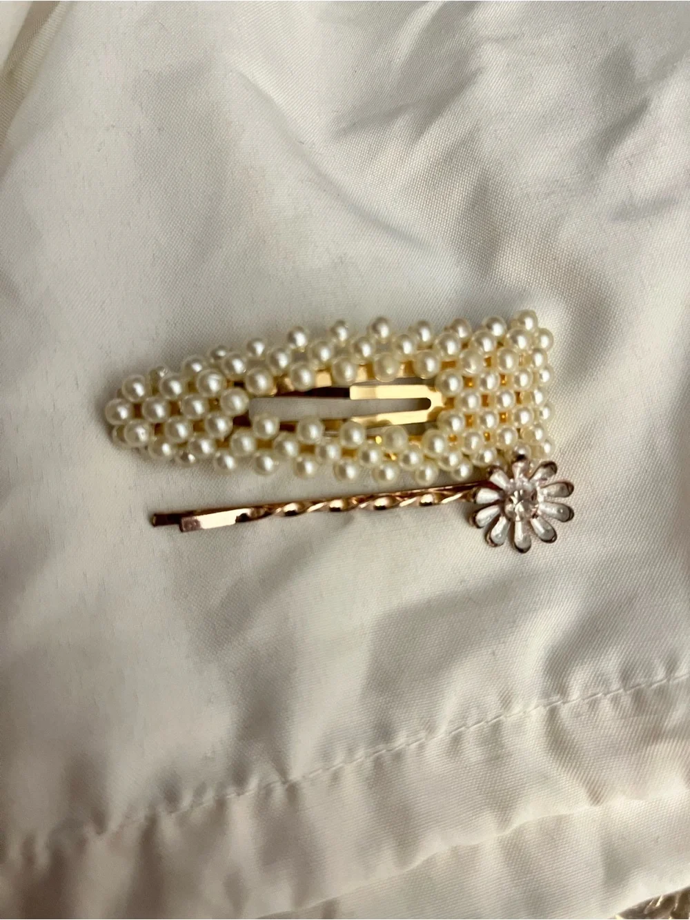 Zara Pearl-Beaded Clip and Gold Daisy Pin