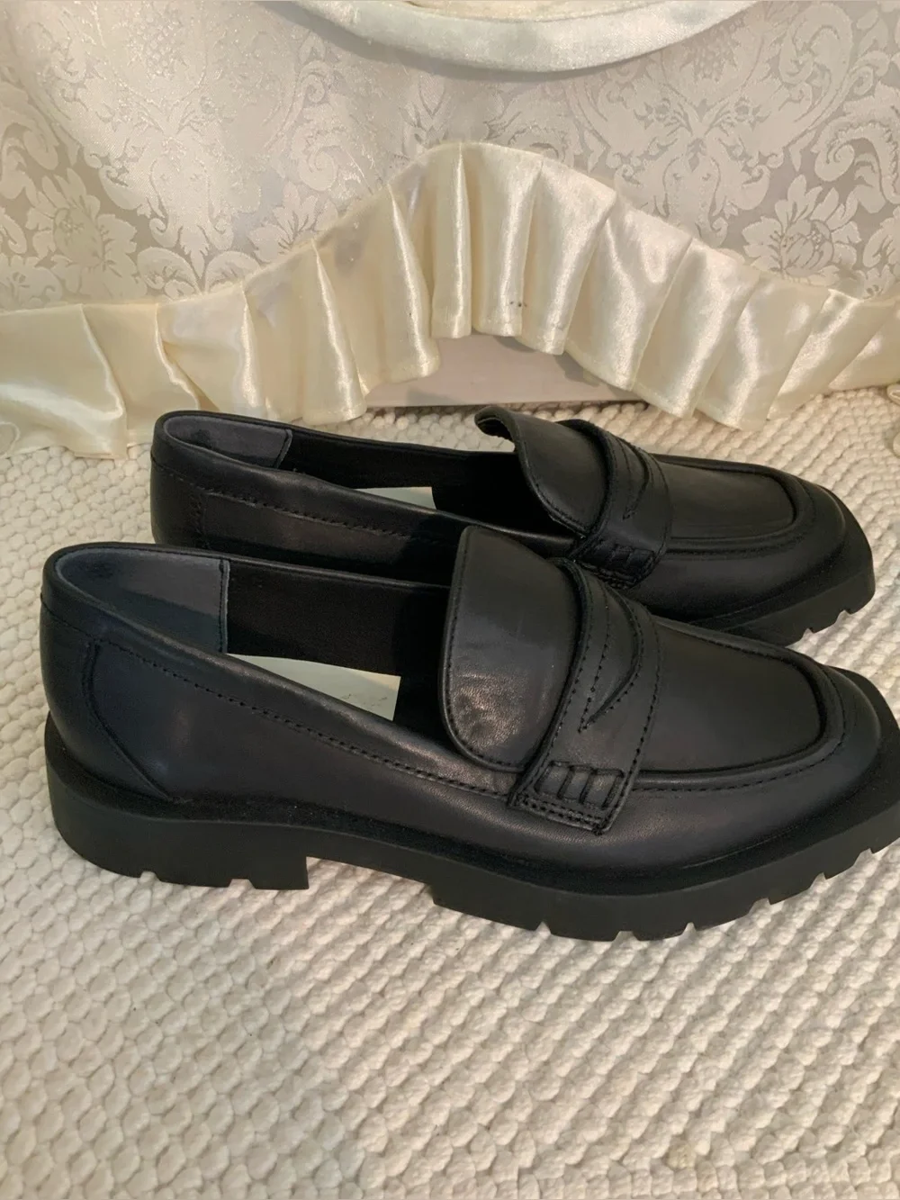 Dolce Vita black features