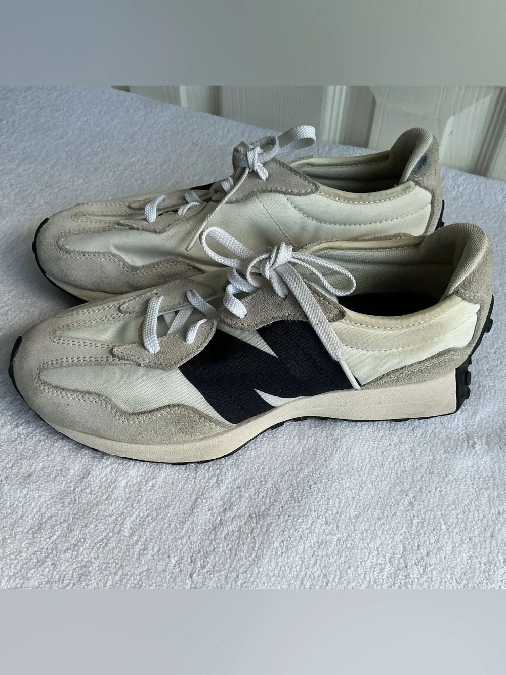 New Balance 327 Sneakers in Cream and Black Sz 5