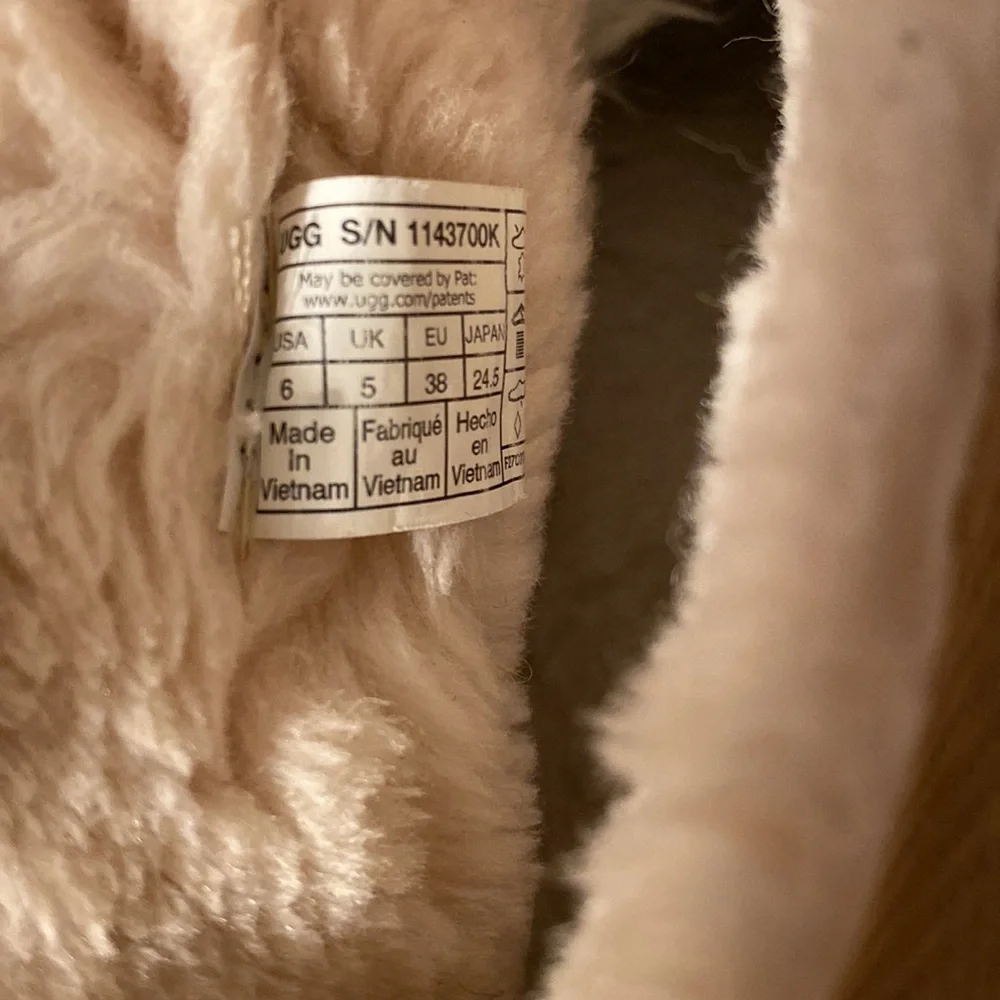 UGG signs normal pictures