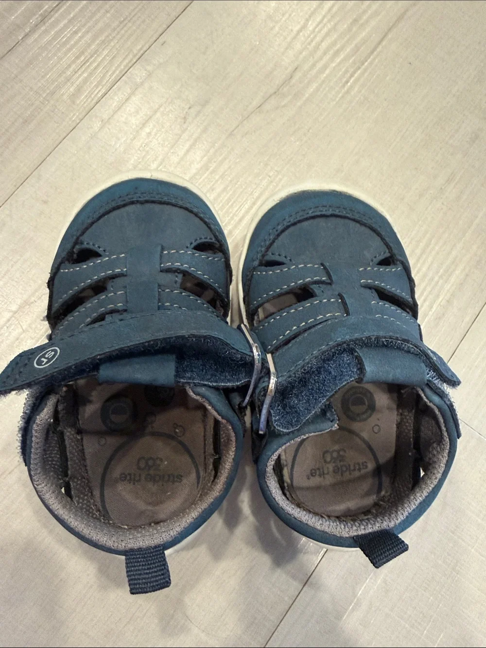 Stride Rite comfortable closed