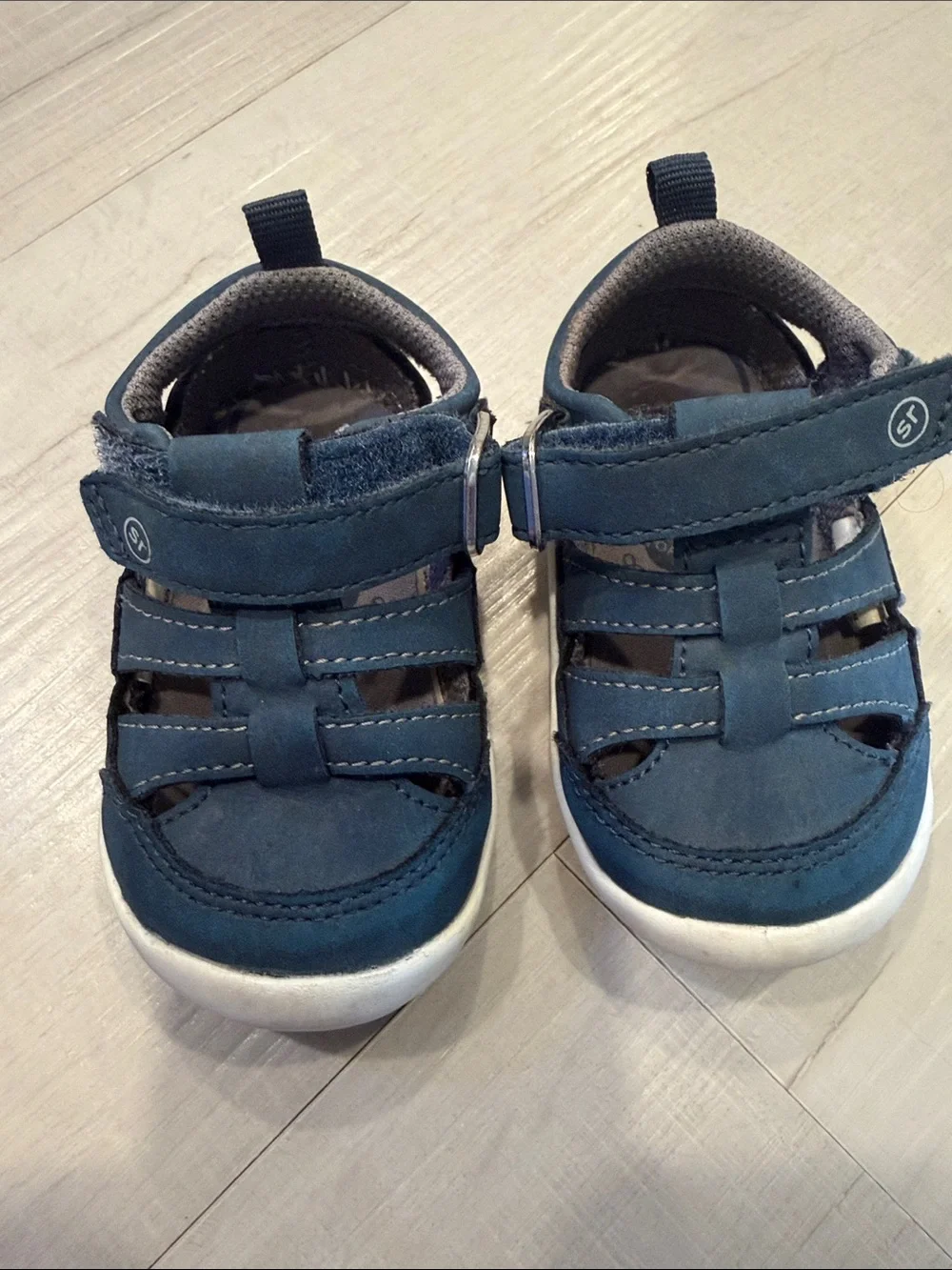 Stride Rite comfortable closed