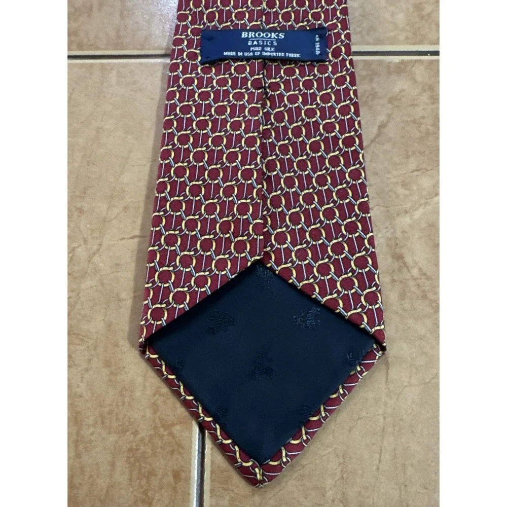 BROOKS BROTHER Basics 100%‎ Silk Red Gold Chain Link Tie USA Made