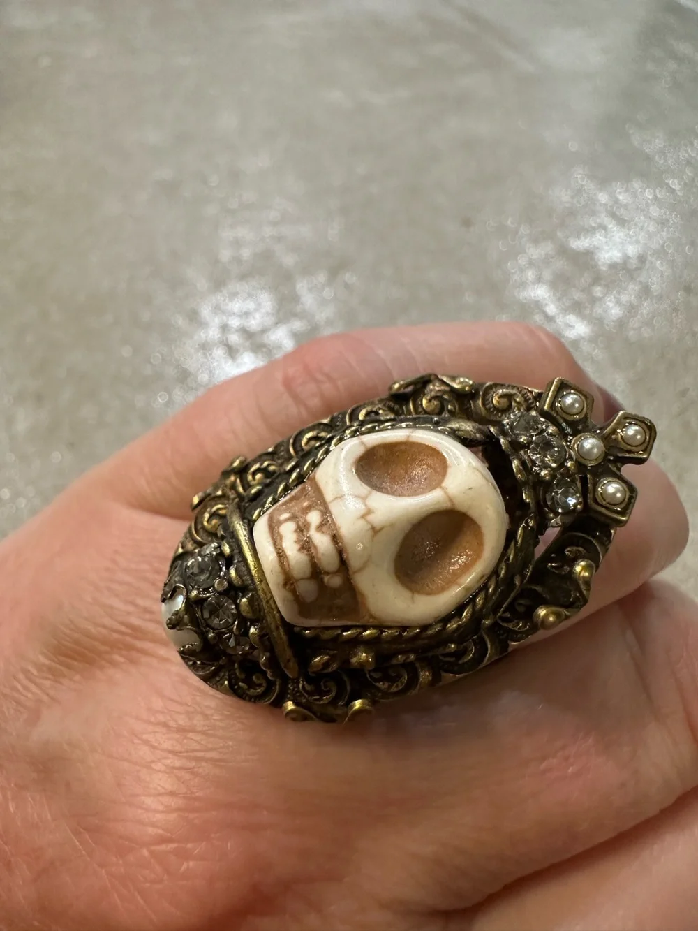 Sweet Romance statement skull