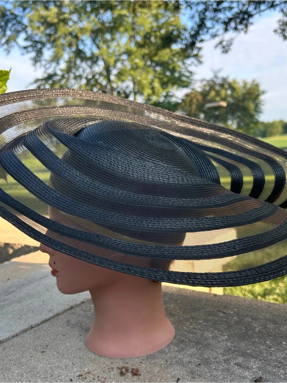 None gold smoke hat