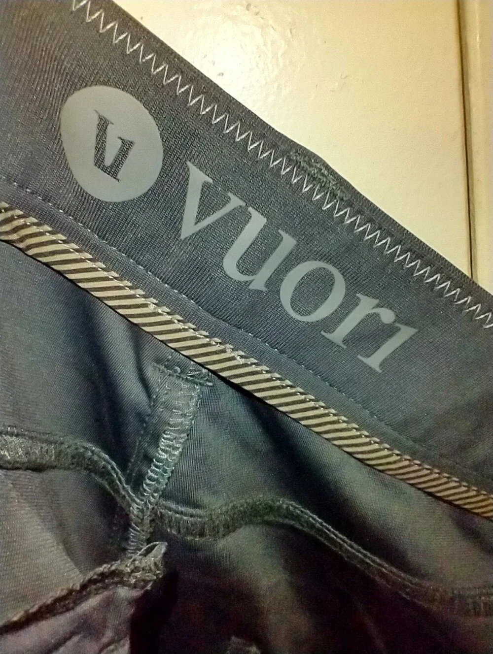 Vuori Meta Gray Athletic Slim Fit Chino Pants Men's sz 34x32.