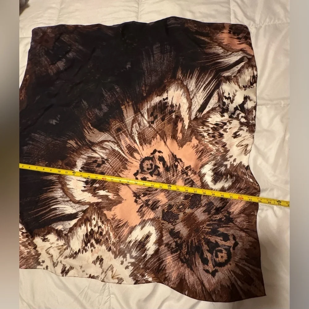 Vince Camuto elegant scarf