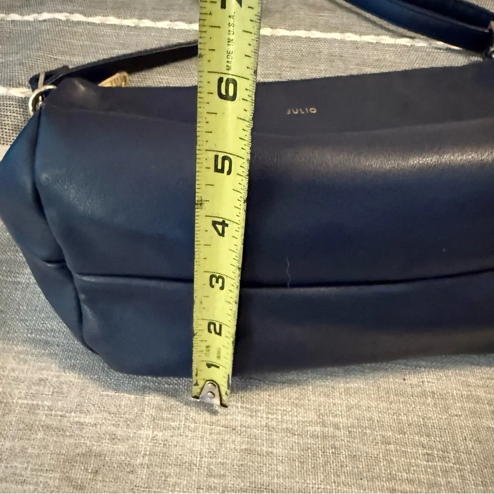 Julio offers bag detail