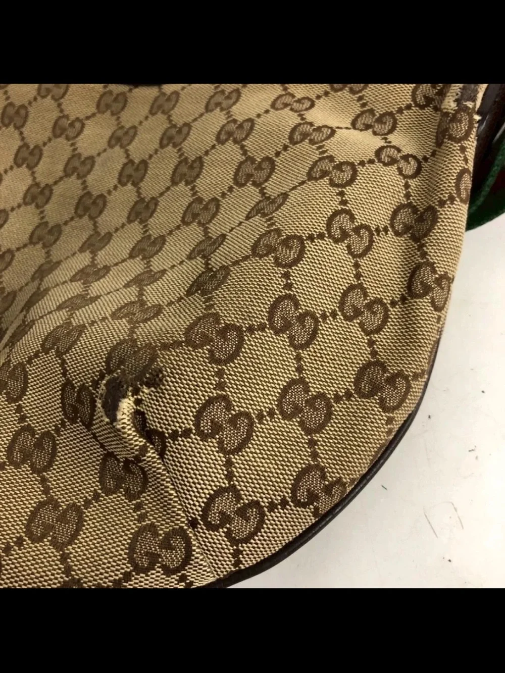 Gucci curved red gg