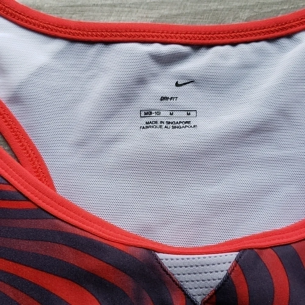 𝅺NWT Nike Women Dri-Fit Workout Top Black Red M