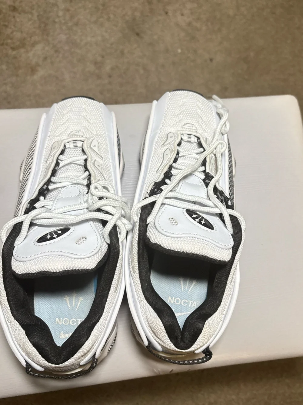 Nike everyday upper subtle