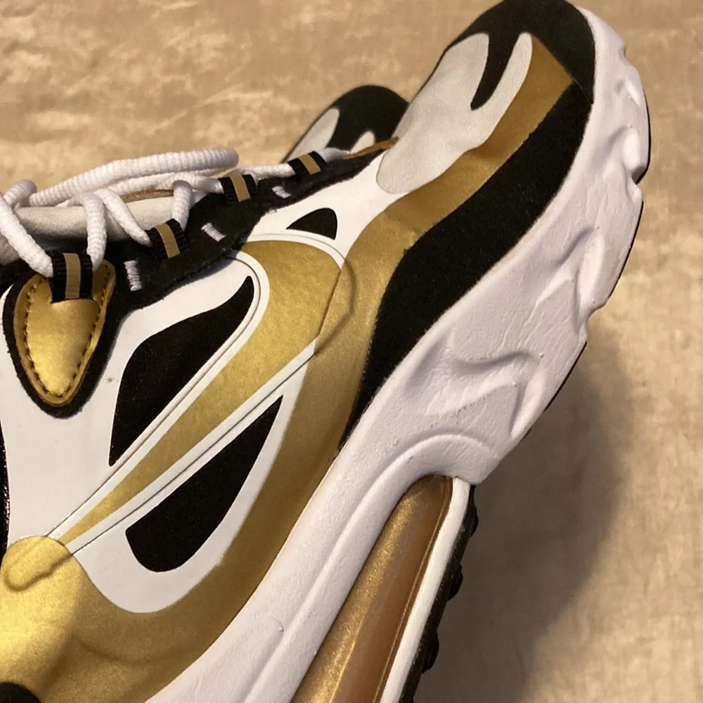Nike Air Max 270 React | White Metallic Gold