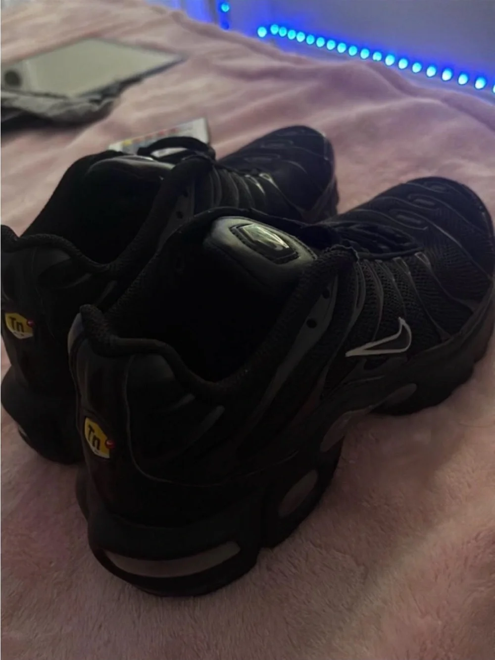 Nike sleek black