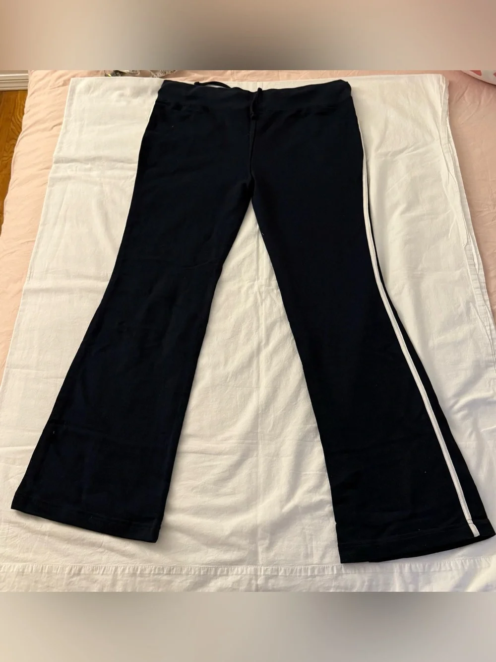 New York Yankees black cotton sweatpants with white stripes and logo, size S