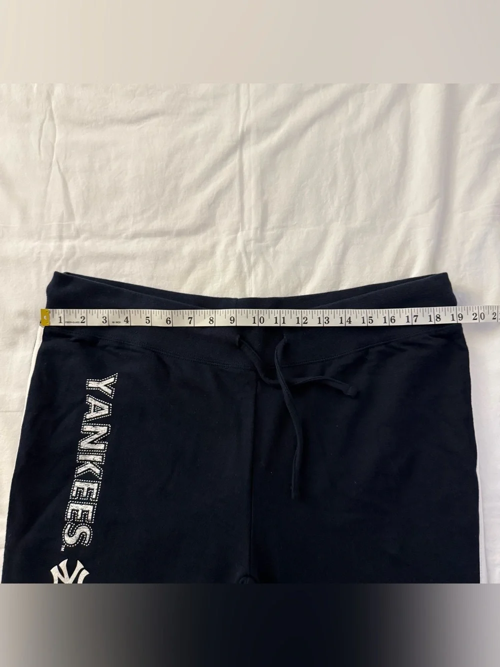 New York Yankees black cotton sweatpants with white stripes and logo, size S