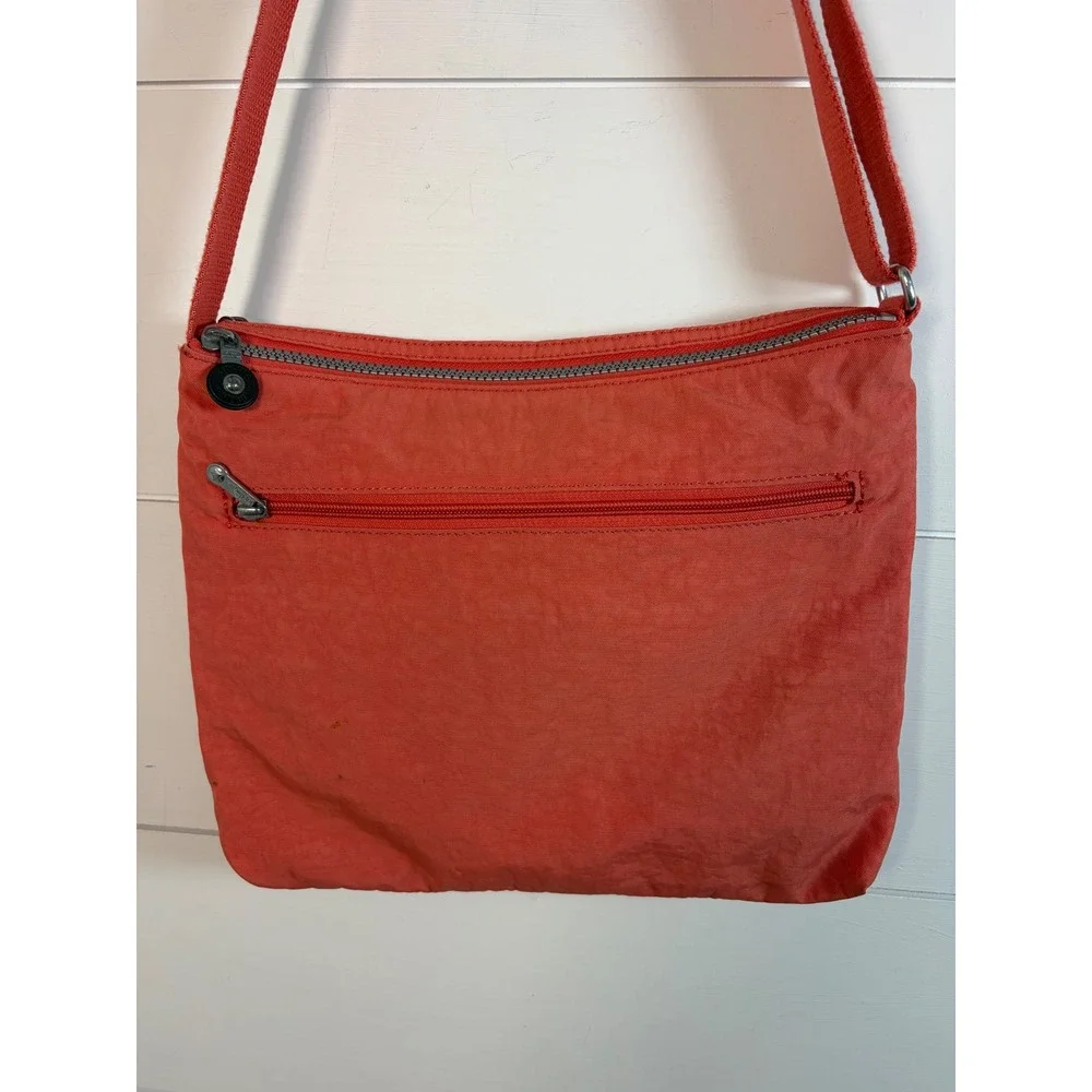 Kipling spacious coral