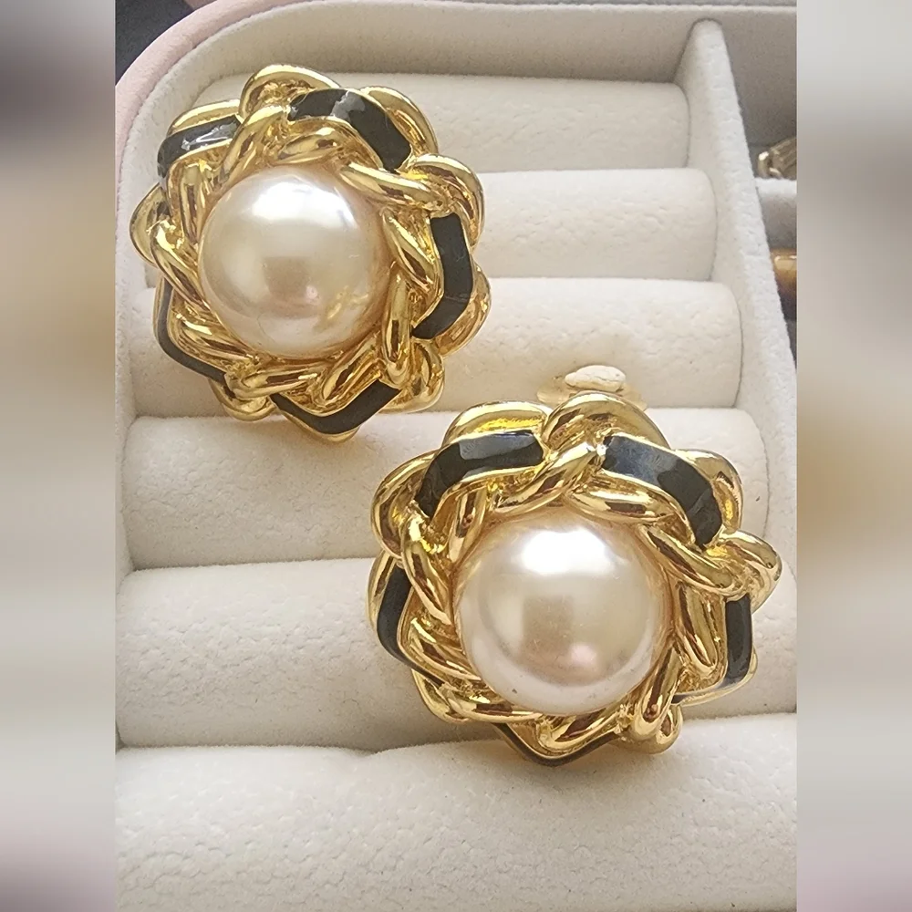 Elegant Gold Tone‎ and Black Pearl Earrings