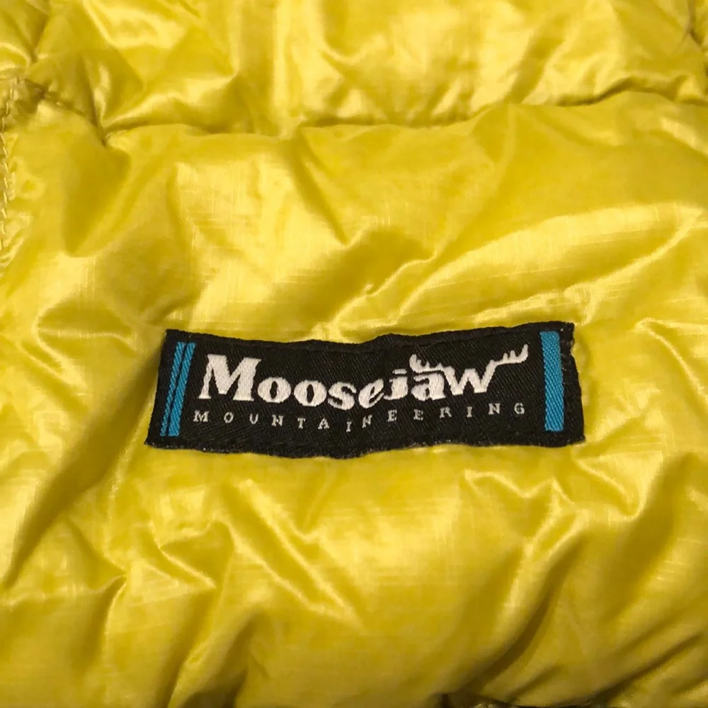New men’s XXL MOOSEJAW MOUNTAINEERING 1/4 Zip Down Pullover. NWOT