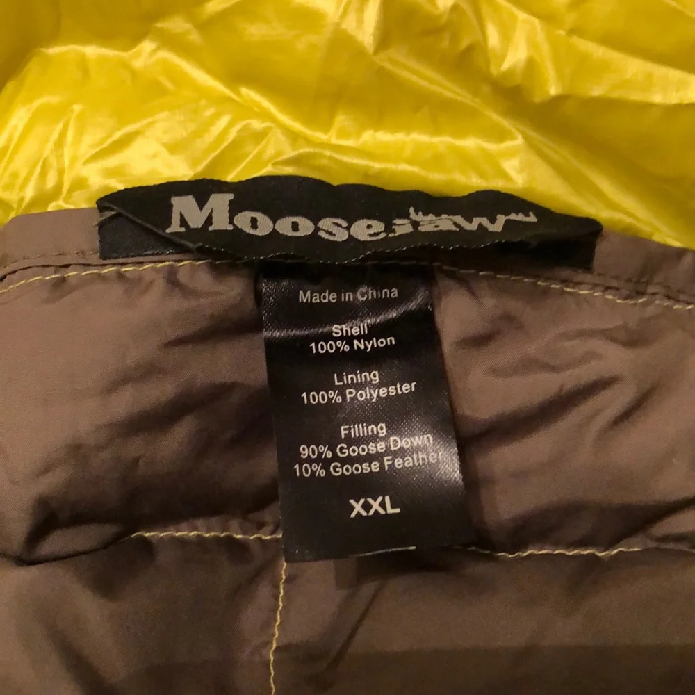 New men’s XXL MOOSEJAW MOUNTAINEERING 1/4 Zip Down Pullover. NWOT