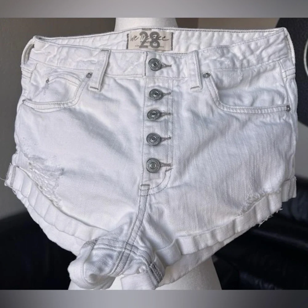 FREE PEOPLE ROMEO cuffed denim shorts Excellent Condition Size 28