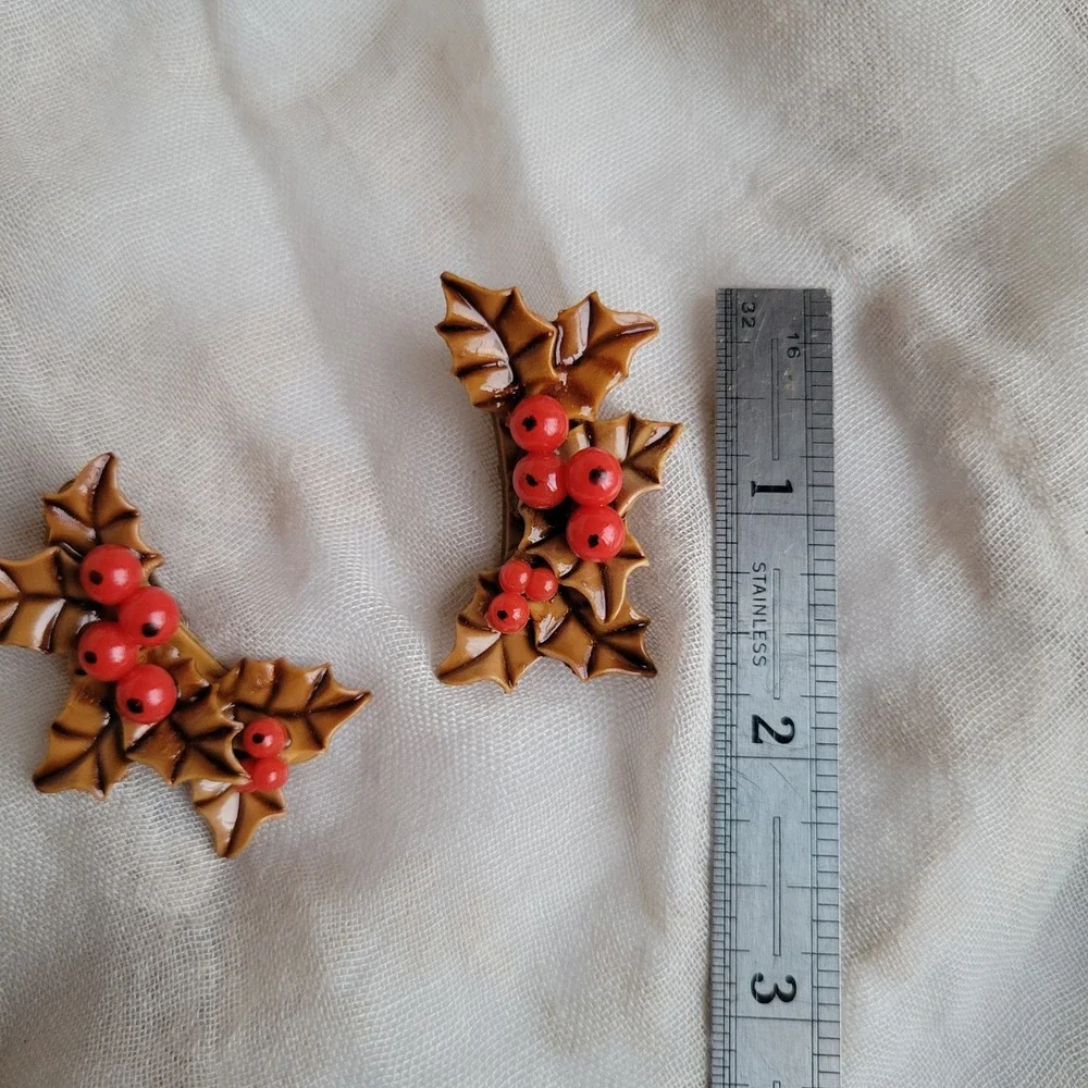 Vintage 50s enameled celluloid golden holly earclimber clip-on‎ earrings holiday