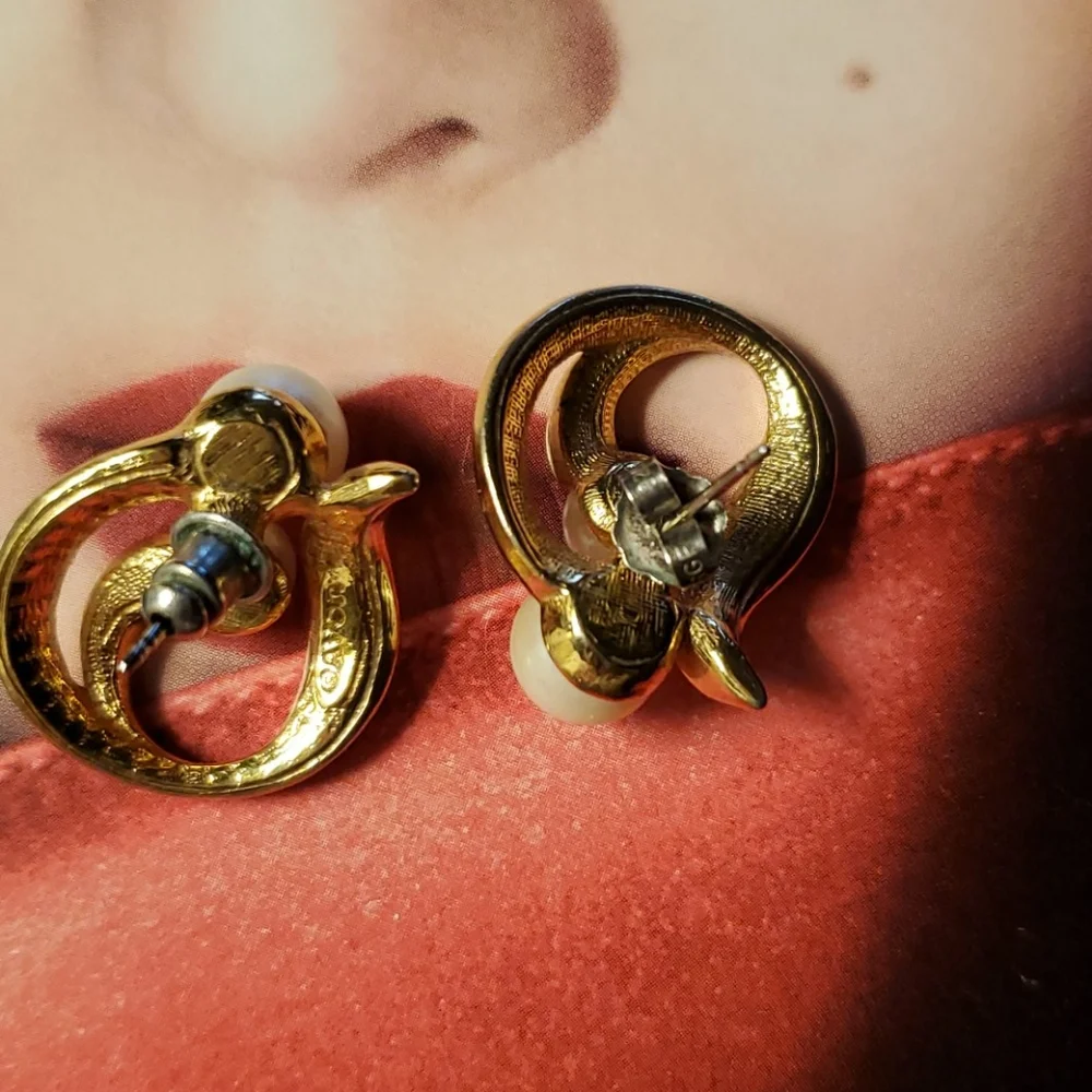 Vintage tone gold earrings