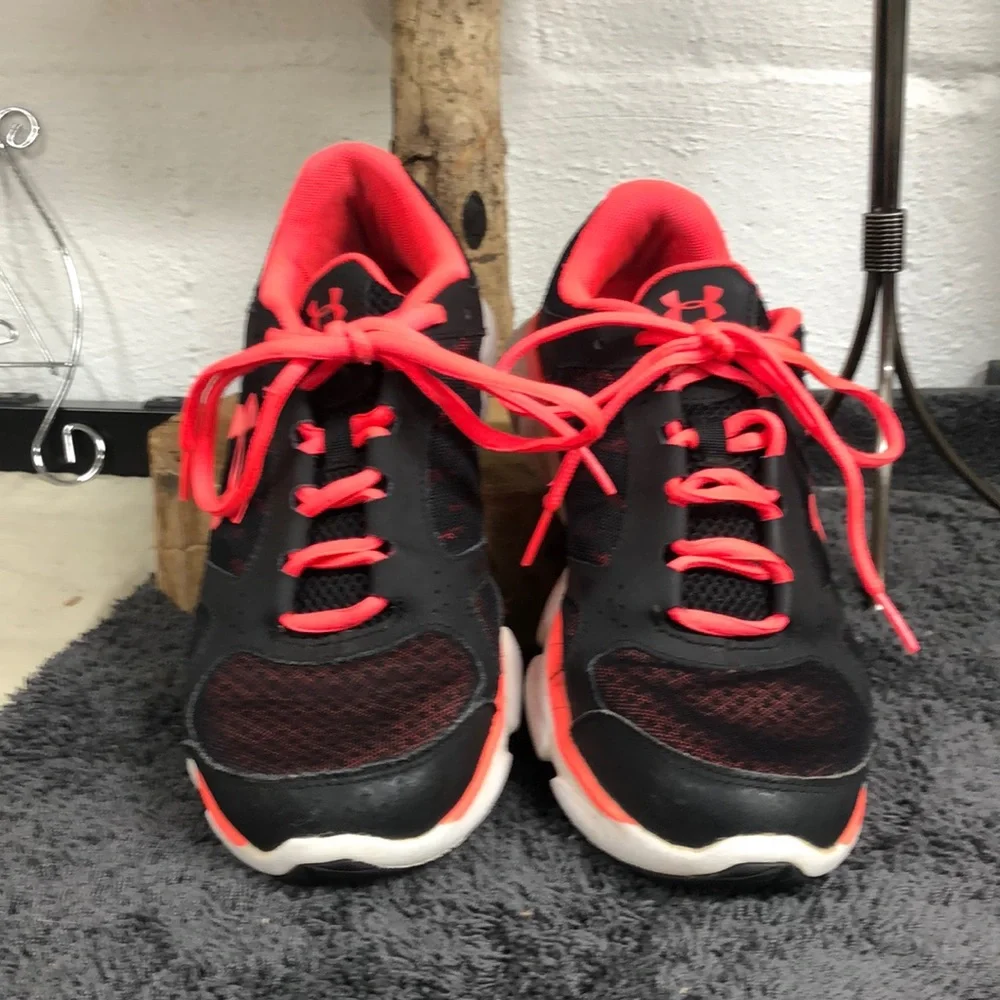 Under Armour Black and neon pink tennis shoes size 7.5‎