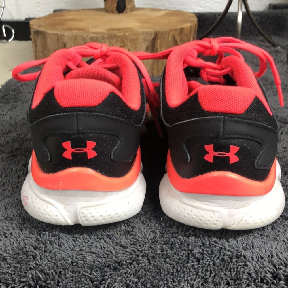 Under Armour Black and neon pink tennis shoes size 7.5‎
