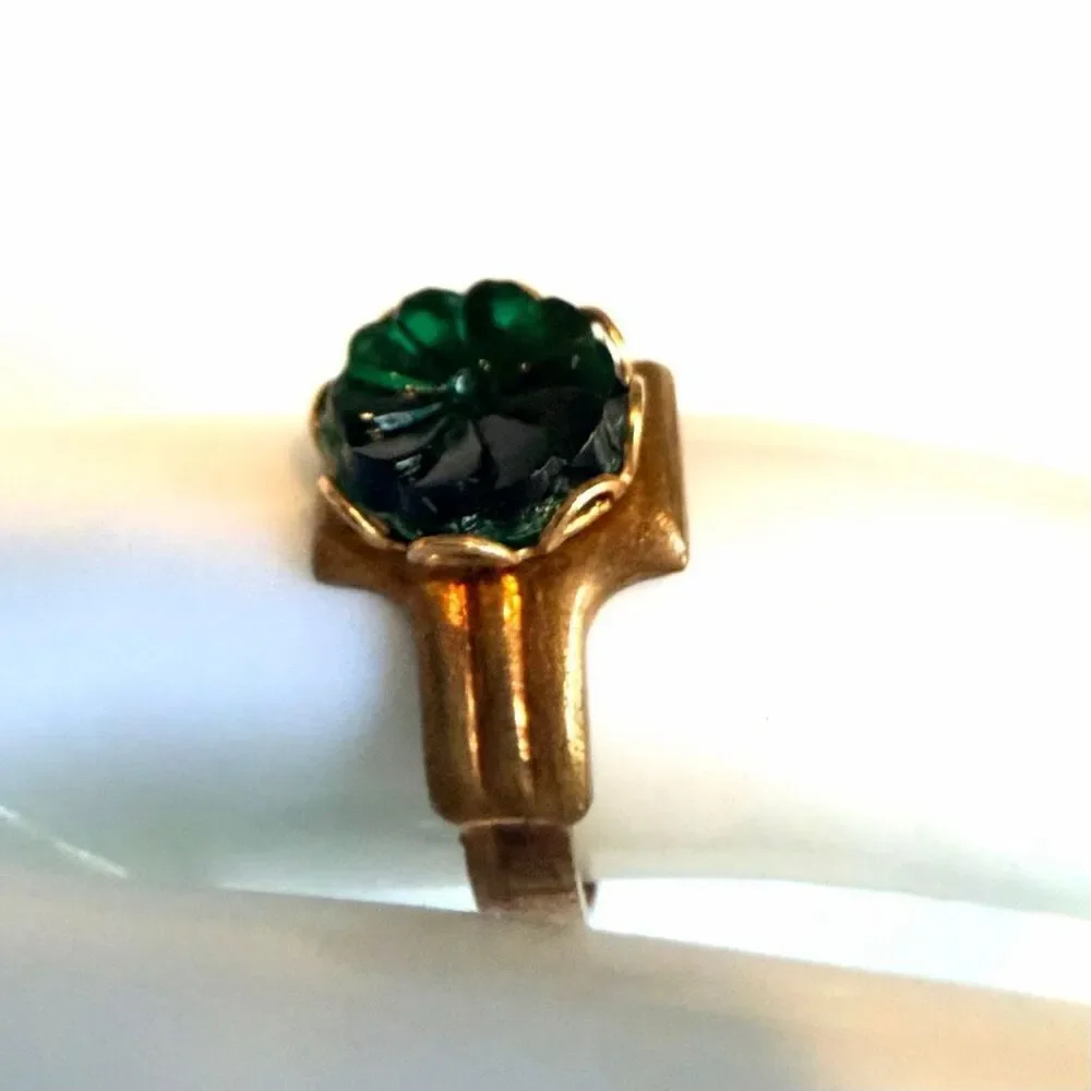 Vintage Green Carved Glass Flower Ring vintage green